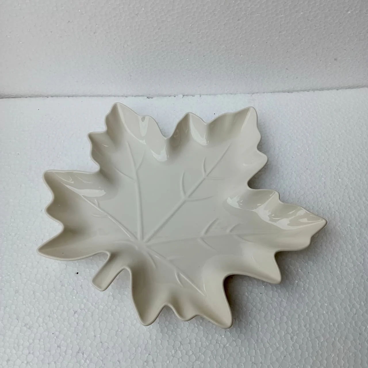 Leaf-Shaped Ceramic Serving Platter (14 inch) - Image 3