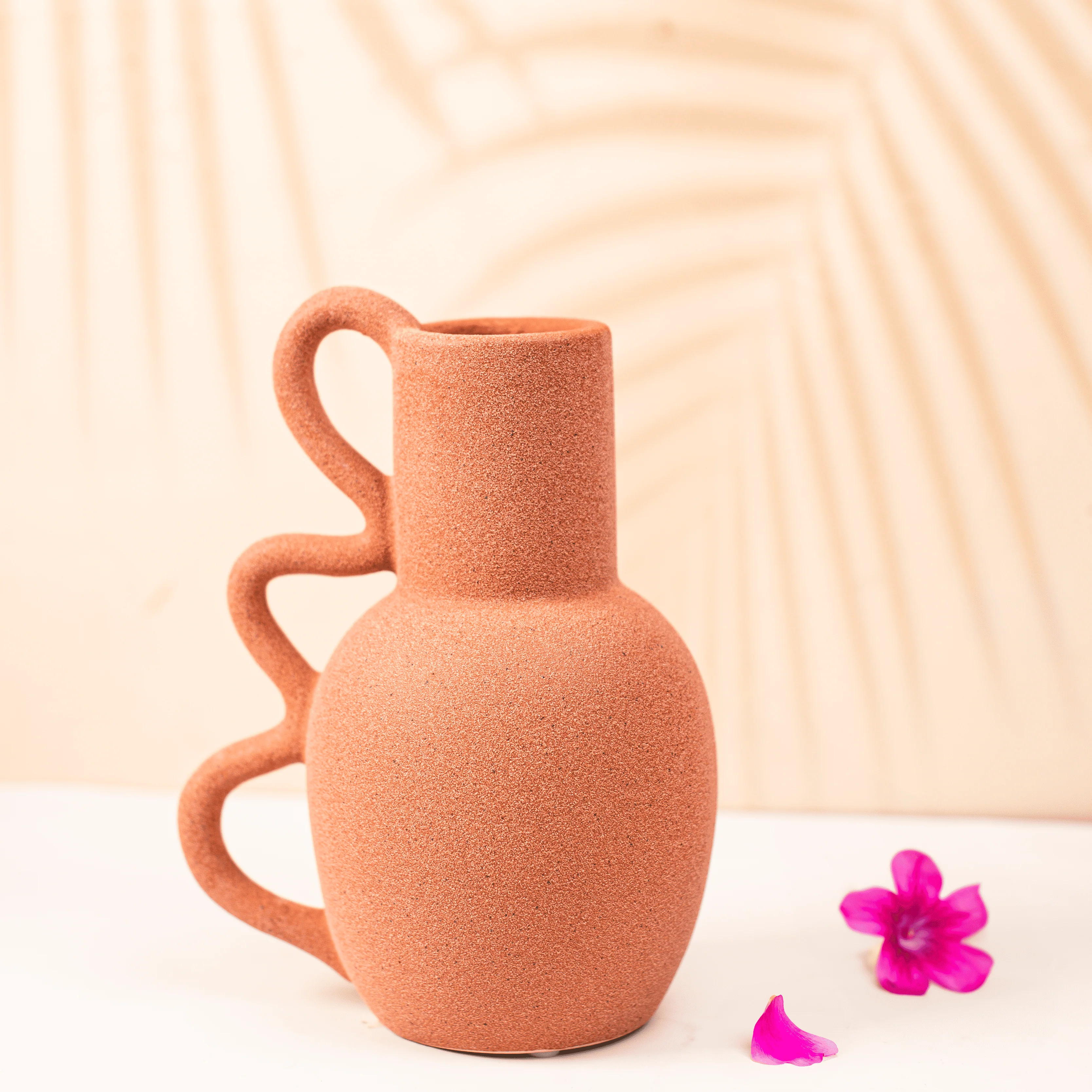 Minimalist View Finish Wavy Vase - Image 2