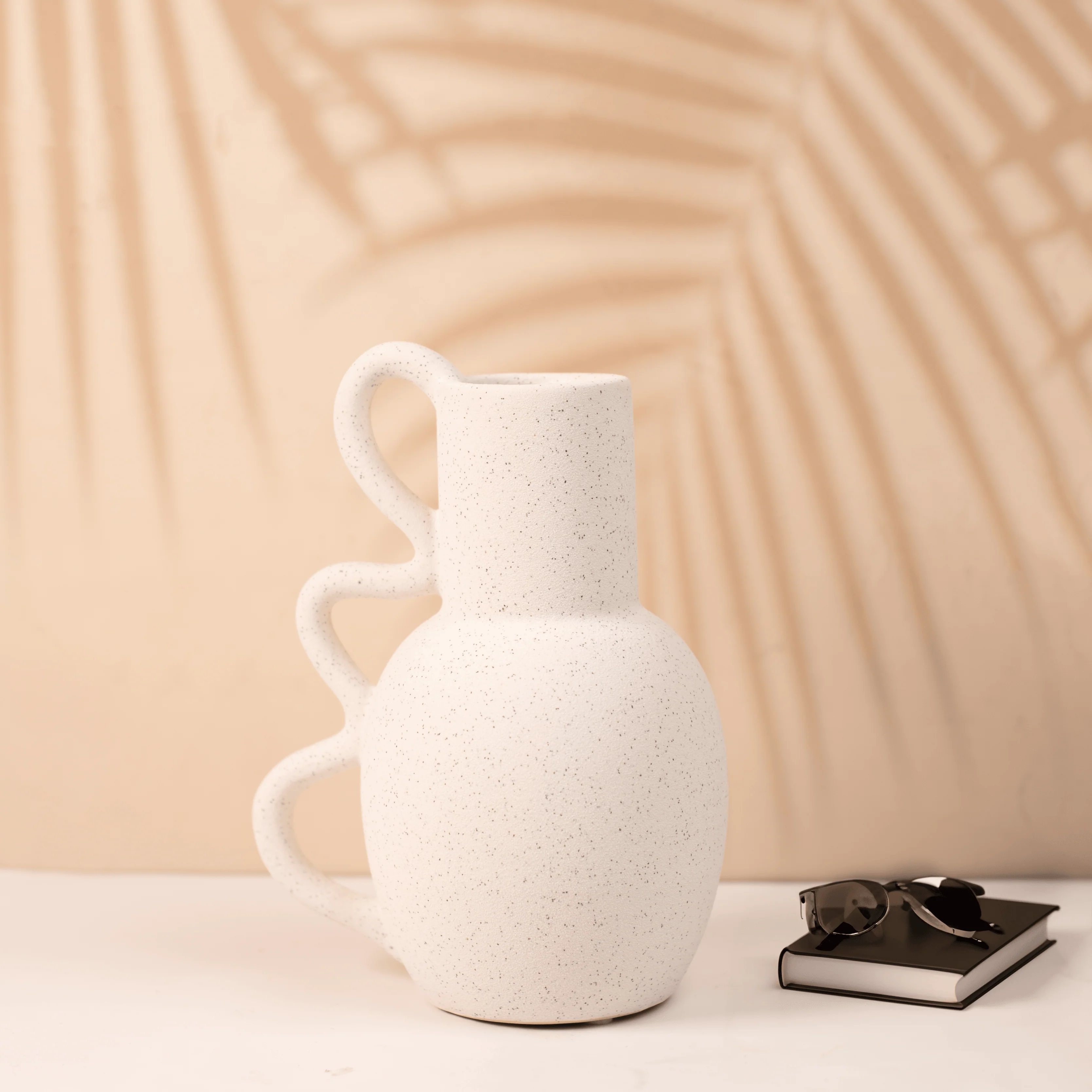 Minimalist View Finish Wavy Vase - Image 3