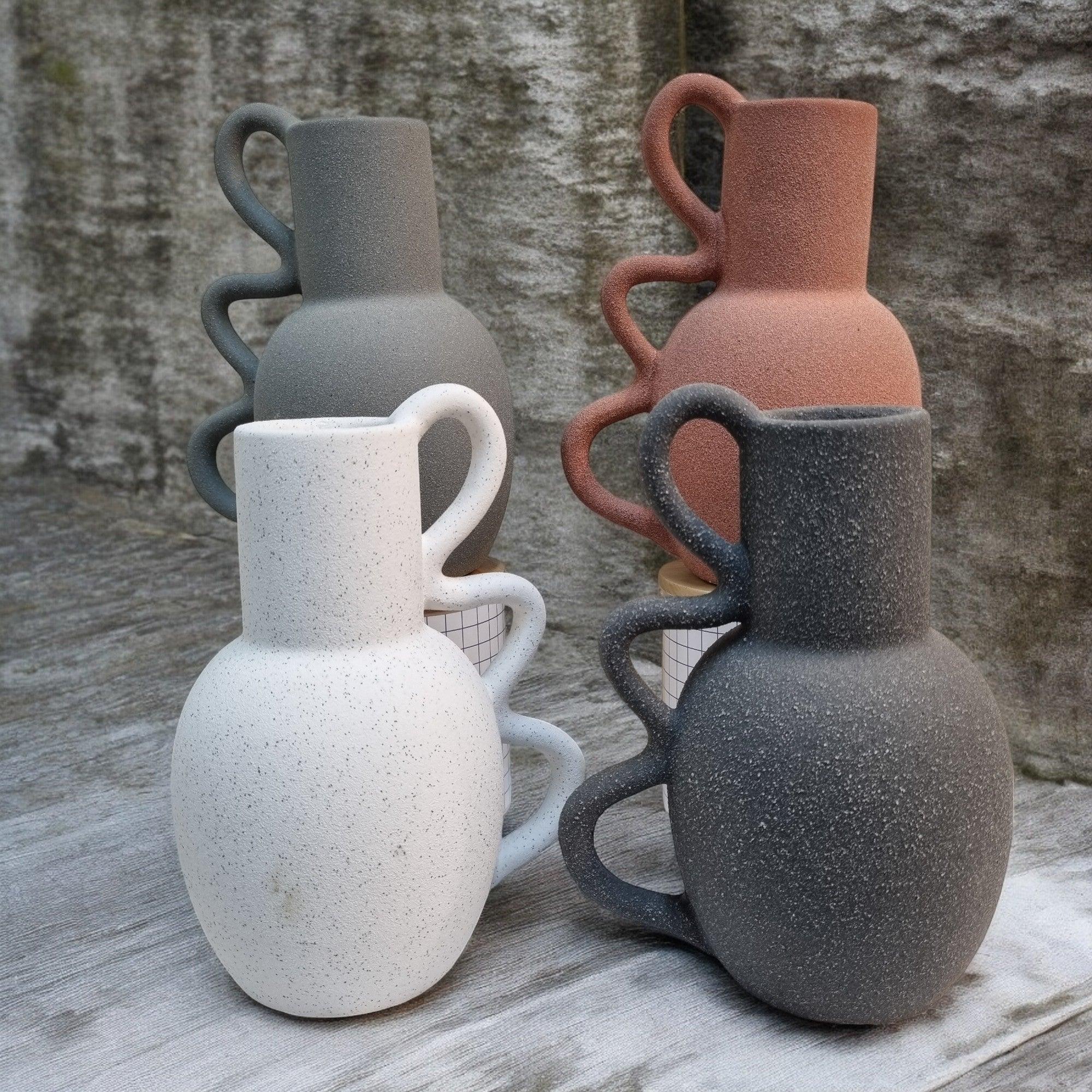Minimalist View Finish Wavy Vase - Image 5